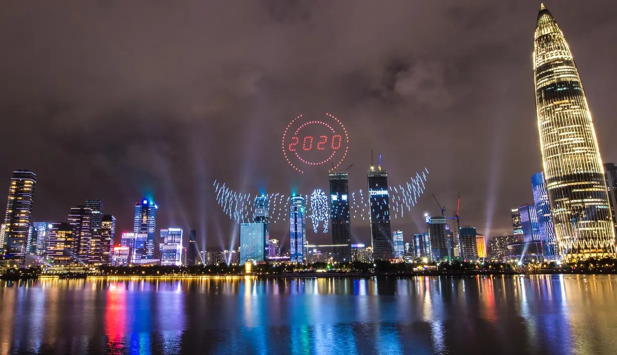 Foto pada 26 Agustus 2020 menampilkan pertunjukan cahaya yang digelar di Shenzhen, Provinsi Guangdong, China selatan. Pertunjukan cahaya tersebut melibatkan 826 drone yang dikombinasikan dengan lampu-lampu kota dan dimulai pukul 20.26 waktu setempat pada 26 Agustus di Shenzhen. (Xinhua/Mao Siqian)
