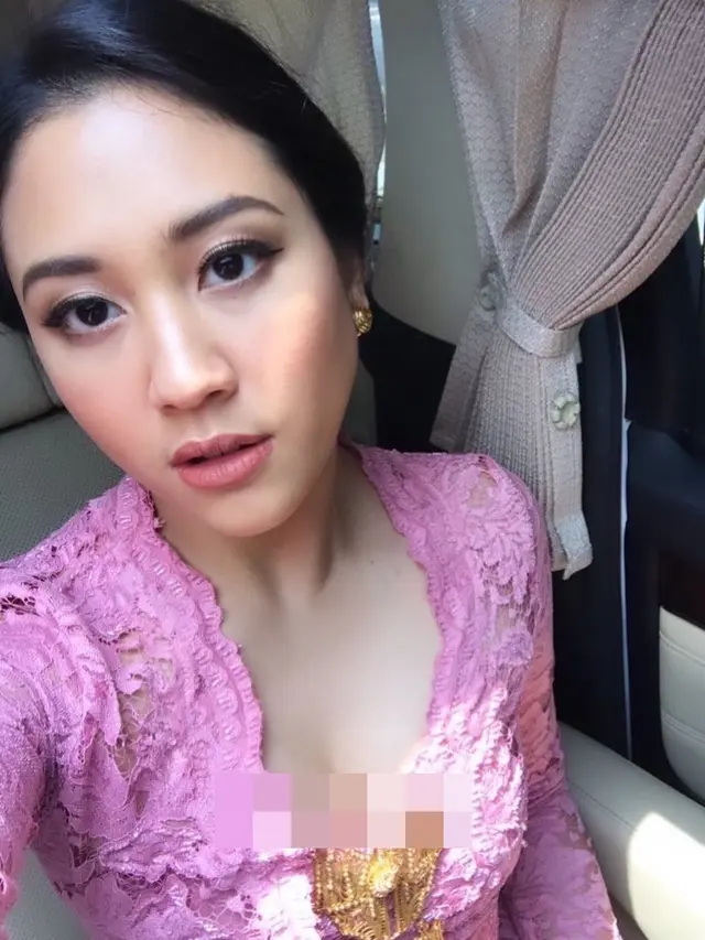 Potret Sherina Munaf Kondangan Pakai Kebaya (sumber: instagram/sherinasinna)