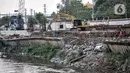 Aktivitas pekerja saat menyelesaikan perbaikan turap yang longsor di Kanal Banjir Barat, Jakarta, Kamis (6/8/2020). Turap longsor yang terjadi satu bulan lalu tersebut mulai diperbaiki dan ditargetkan rampung pada akhir tahun 2020. (merdeka.com/Iqbal S. Nugroho)