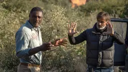 Gambar yang dirilis oleh Universal Pictures ini menunjukkan Idris Elba (kiri) dan sutradara Baltasar Korm&aacute;kur di lokasi syuting film "Beast." Film ini disutradarai oleh Baltasar Kormakur. (Lauren Mulligan/Universal Pictures via AP)