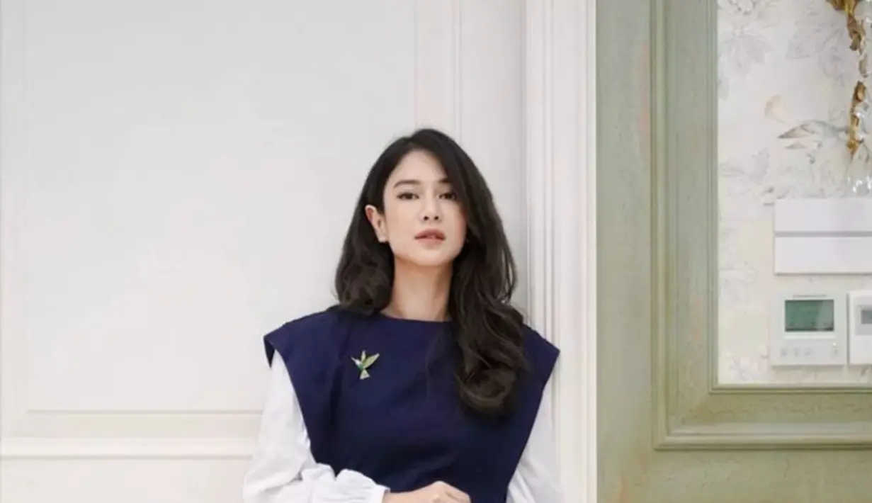 <p>Berbeda dari artis yang lain, Dian Sastro memilih mengenakan kain batik dan atasan modern berwarna putih dan biru navy. (Instagram/therealdisastr).</p>