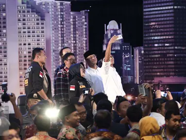 Ketiga pasang Cagub DKI Jakarta Agus Harimurti Yudhoyono-Sylviana, Basuki T Purnama-Djarot Saiful Hidayat, dan Anies Baswedan-Sandiaga Uno berselfie bersama usai debat perdana Cagub DKI-Jakarta, Jumat (13/1). (Liputan6.com/Faizal Fanani)