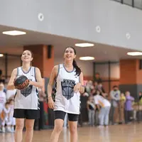 Penampilan artis-artis  mengenakan kostum dan tanding basket mencuri perhatian netizen. Artis yang juga mama muda itu mendadak jadi anak basket. Mereka tanding untuk memeriahkan acara ulang tahun ke-4 Kalundra anak Tya Ariestya. Penampilan Nabila dan dr. Reisa tak kalah menarik perhatian. [Instagram/nsyakieb85]