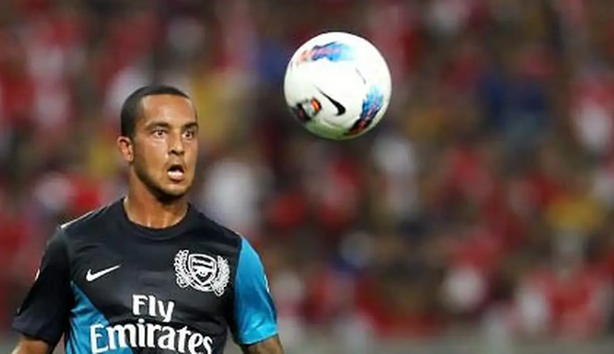 Theo Walcott turut menyumbang gol untuk Arsenal yang melumat Malaysia 4-0 dalam laga pramusim Tur Asia 2011 di Stadion Bukit Jalil, Kuala Lumpur, 13 Juli 2011. AFP PHOTO/Mohd Rasfan