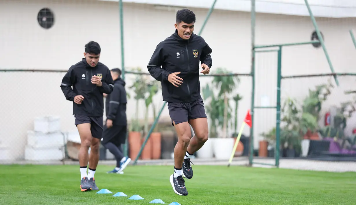 Pemain Timnas Indonesia, Ramadhan Sananta (kanan) dan Asnawi Mangkualam, melakukan pemanasan saat mengikuti pemusatan latihan di Turki, Kamis (21/12/2023). (Dok. PSSI)