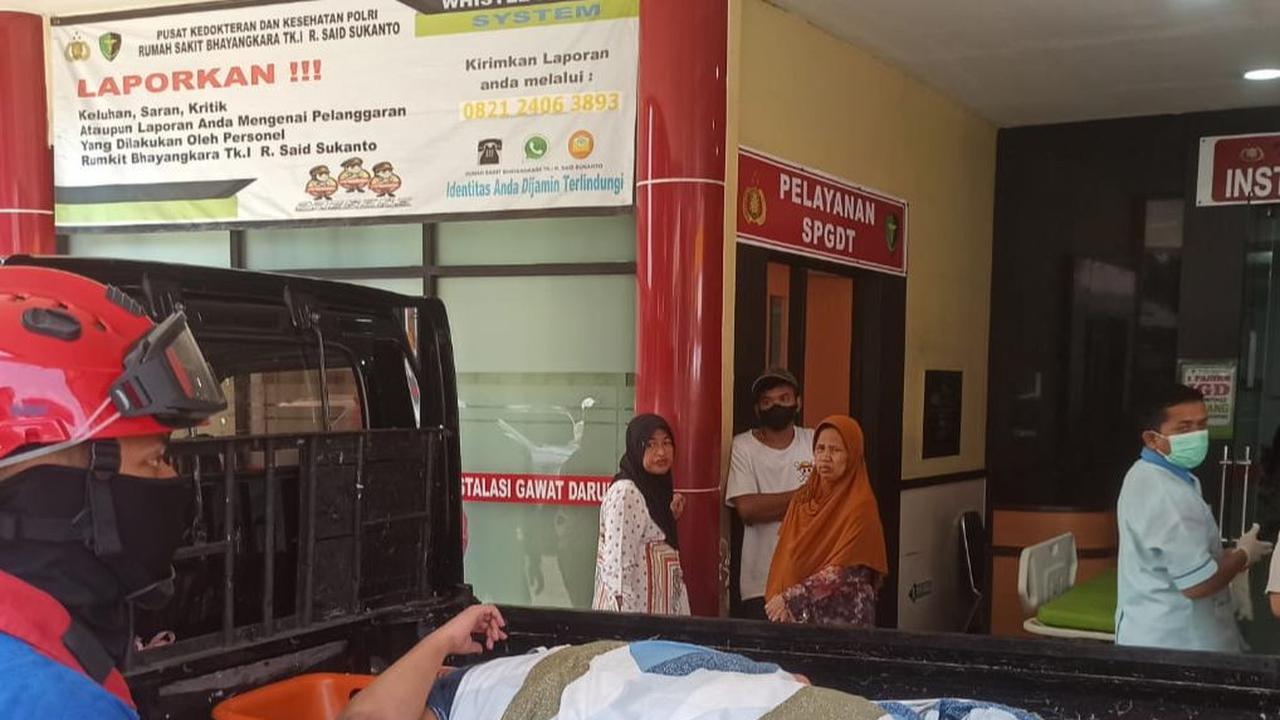 <br>Setelahnya, pria pengidap obesitas itu berhasil dievakuasi dan diangkut ke sebuah mobil pikap warna hitam.