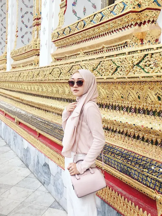 Ellen Vindriana, setelah memutuskan untuk berhijab terlihat semakin cantik dan hits. Gayanya yang santai dan kasual, namun tetap kekinian mengikuti gaya yang sedang trend. (Instagram/ellennitaa)