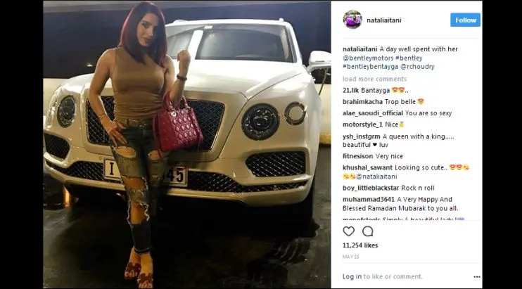 Pose Natalia dengan sebuah Bentley Bentayga. (instagram: @nataliaitani)