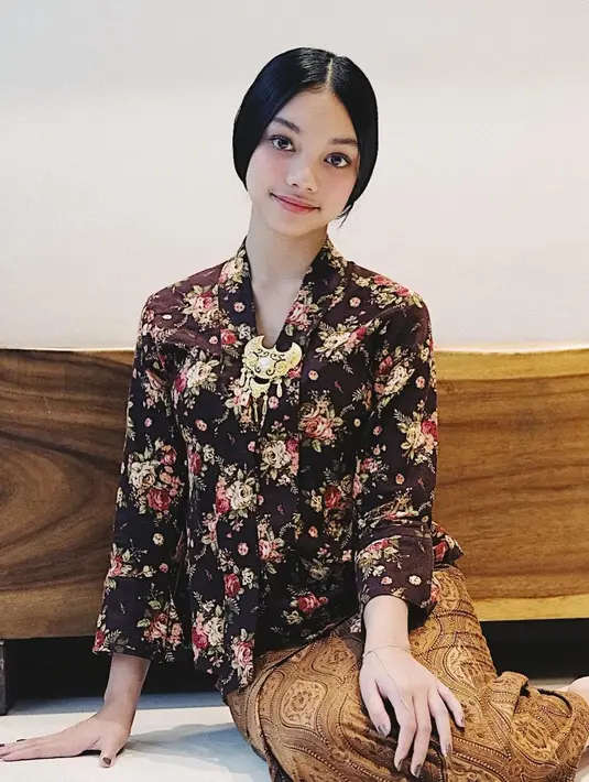 Dari bintang cilik, kini Naura Ayu menjelma menjadi seorang remaja jelita. Di antara gayanya yang selalu modis, ia beberapa kali mengunggah fotonya memakai kebaya (Foto: Instagram @naura.ayu)