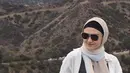 Kalau liburan ke Amerika Serikat, salah satu foto yang paling ikonik ialah berfoto dengan latar belakangan tulisan Hollywood. Meski hanya singkat, liburan ini pun terasa menyenangkan dan banyak memberi kesan bagi Zee Zee Shahab. (Liputan6.com/IG/@zeezeeshahab)