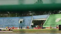 Tim Arema Cronus menggelar latihan tertutup di Stadion Manahan, Solo, pada Sabtu (10/10/2015). Pola serupa juga digeber tim lawan Sriwijaya FC. (Bola.com/Kevin Setiawan)