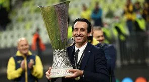 Unai Emery merupakan pelatih tersukses di ajang Liga Europa. Pelatih asal Spanyol itu telah mengoleksi 4 trofi Liga Europa, yaitu tiga kali bersama Sevilla dan satu kali bersama Villarreal pada musim 2020/2021. Emery sukses menyabet gelar juara usai anak asuhnya berhasil mengalahkan Manchester United di partai final. (AFP/Pool/Maja Hitij)