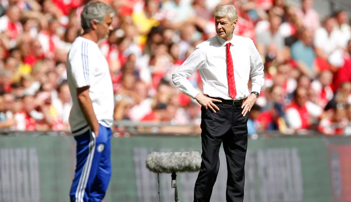 Jose Mourinho (kiri) saat melihat pertandingan anak asuhannya di pertandingan  Community Shield, Wembley Stadium, Inggris, Minggu (2/8/2015). Gelar pertama Mourinho di Musim ini sirna setelah Chelsea kalah dengan skor 0-1. (Reuters/Andrew Couldridge)