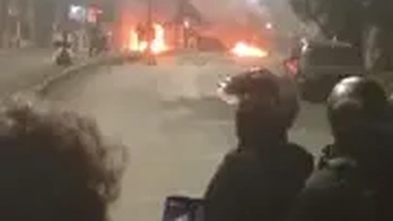 VIDEO: Kerusuhan Dago Elos Bandung, Polisi Tembak Gas Air Mata Bubarkan Barikade Warga