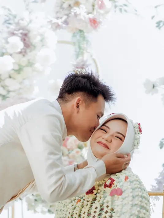 Belum lama ini, istri Witan membagikan momen tasyakuran tujuh bulan kehamilannya.Potret bahagia Witdan dan istri saat acara tujuh bulanan kehamilan. [Instagram/rismahanisulaiman_]