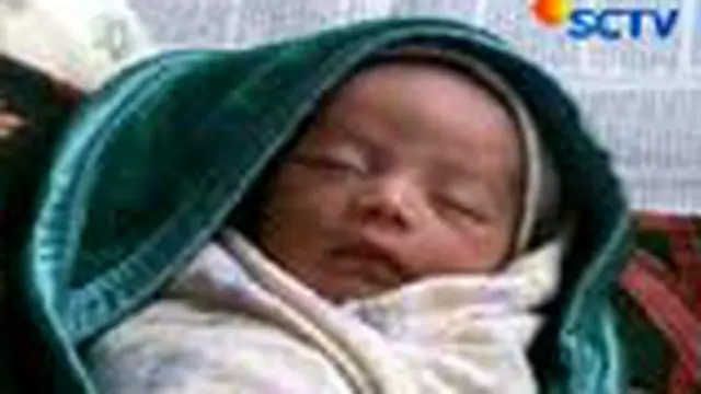 Bayi berusia sepekan diduga dibuang orangtuanya depan rumah seorang warga Pasir Honje, Cianjur, Jabar. Bayi dirawat di puskesmas setempat menunggu masyarakat yang bersedia mengadopsi.