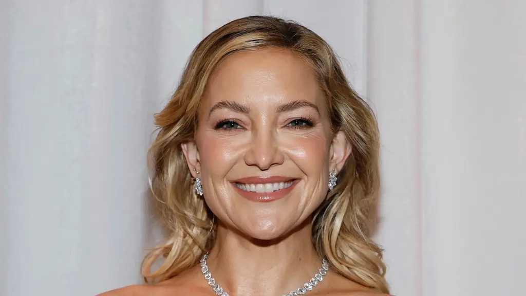 Kate Hudson memilih kalung dari emas putih 18 karat dan platinum dengan berlian seberat 43,32 karat, sebuah cincin dari emas putih 18 karat dengan 4,98 karat berlian hitam, serta cincin emas putih 18 karat lainnya dengan 5,78 karat berlian, semuanya dari koleksi Haute Joaillerie. Ia juga melengkapi penampilannya dengan sepasang anting dari koleksi Precious Lace berbahan emas putih 18 karat dengan 3,77 karat berlian. [Chopard]