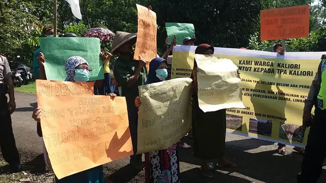 Warga berdemonstrasi agar TPA Kaliori berhenti menampung sampah. (Foto: Liputan6.com/Muhamad Ridlo)