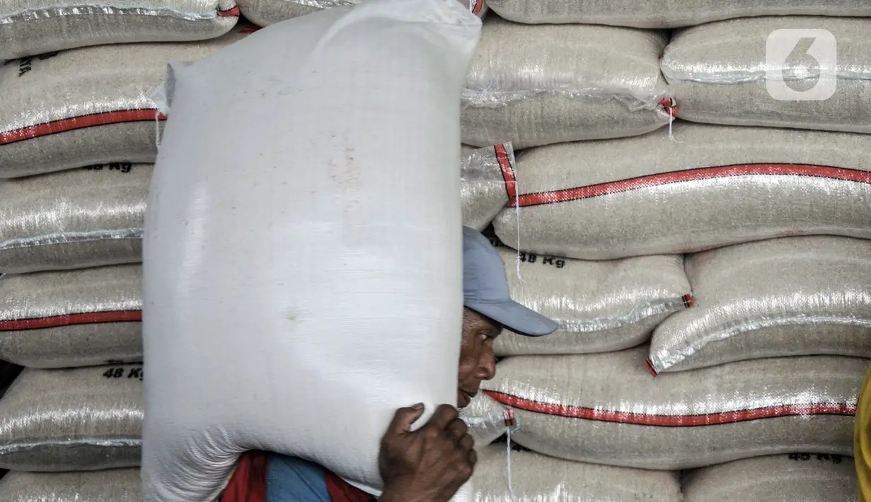 Pekerja saat bongkar muat karung berisi beras di Pasar Induk Cipinang, Jakarta Timur, Kamis (8/9/2022). Kenaikan harga BBM bersubsidi berdampak pada melonjaknya harga beras di Pasar Induk Cipinang hingga Rp 2.000 - Rp 3.000 per kilogram akibat bertambahnya biaya transportasi. (merdeka.com/Iqbal S. Nugroho)