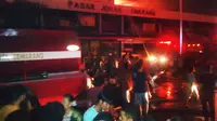 Kebakaran melanda Pasar Johar, Semarang, Jawa Tengah, Sabtu (9/5/2015) malam. (Liputan6.com/Edhie Prayitno Ige)