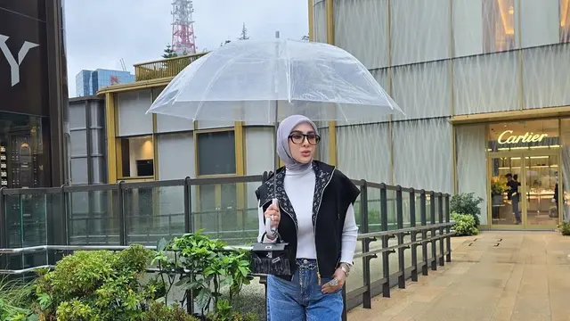 OOTD Syahrini di Jepang pakai vest Louis Vuitton. [@princessyahrini]