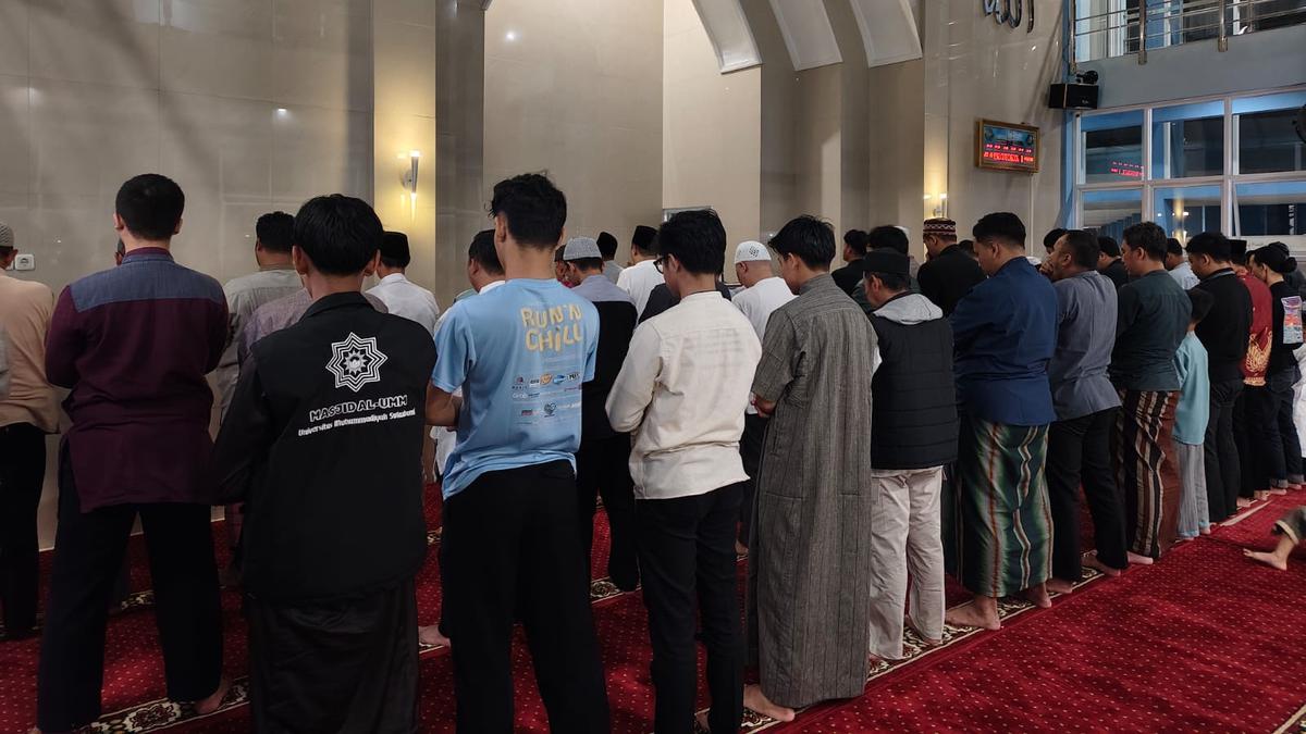 Jemaah Muhammadiyah Masjid Al-Umm Sukabumi Gelar Salat Tarawih Malam Pertama