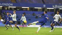 Bek Chelsea, Ben Chilwell menembak bola saat bertanding melawan Aston Villa pada pertandingan lanjutan Liga Inggris di Stamford Bridge, London, Selasa (29/12/2020). Sebelumnya, Chelsea juga baru dikalahkan Arsenal 1-3 di laga Boxing Day. (Richard Heathcote/Pool via AP)