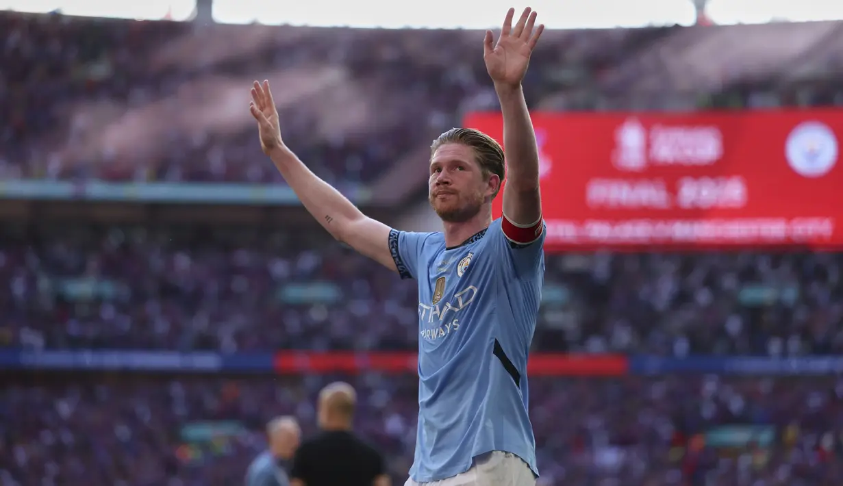 Pemain Manchester City, Kevin De Bruyne melambaikan tangan kepada para penonton setelah timnya kalah dari Crystal Palace dalam laga final Piala FA 2024/2025 yang berlangsung di Stadion Wembley, London, Inggris, Sabtu (17/05/2025) waktu setempat. (AP Photo/Ian Walton)