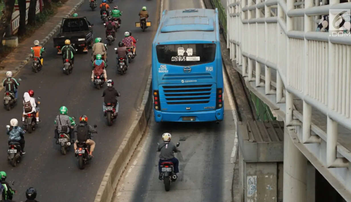 Kendaraan menerobos jalur bus Transjakarta di kawasan Pasar Rumput, Jakarta, Jumat (15/9/2019). PT Transportasi Jakarta bersama Dirlantas Polda Metro Jaya akan menerapkan tilang elektronik atau Electronic Traffic Law Enforcement (ETLE) mulai 1 Oktober 2019. (Liputan6.com/Immanuel Antonius)