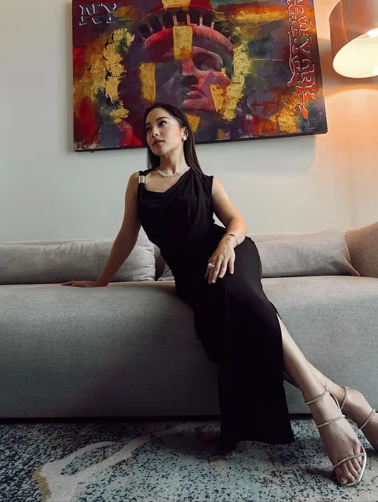Gaya slay Nikita Willy dalam balutan dress hitam dengan detail bahu yang asimetris dan high slit. [Foto: Instagram/nikitawillyofficial94]