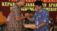 Gubernur Jateng Ganjar Pranowo menunjuk Wakil Wali Kota Tegal Nursholeh sebagai Pelaksana Tugas (Plt) Wali Kota berdasarkan SK Mendagri. (Liputan6.com/Fajar Eko Nugroho)