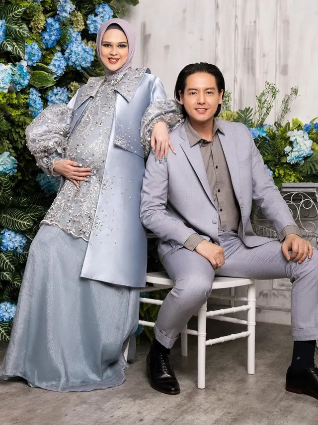 6 Gaya Maternity Shoot Roger Danuarta dan Cut Meyriska, Busananya Penuh Brokat