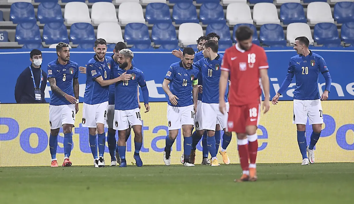 Para pemain Italia melakukan selebrasi setelah rekan setimnya Jorginho (kedua kiri) mencetak gol pembuka ke gawang Polandia pada pertandingan UEFA Nations League di Stadion Mapei, di Reggio Emilia, Italia, Minggu (15/11/2020). Italia menang atas Polandia 2-0. (Fabio Ferrari/LaPresse via AP)
