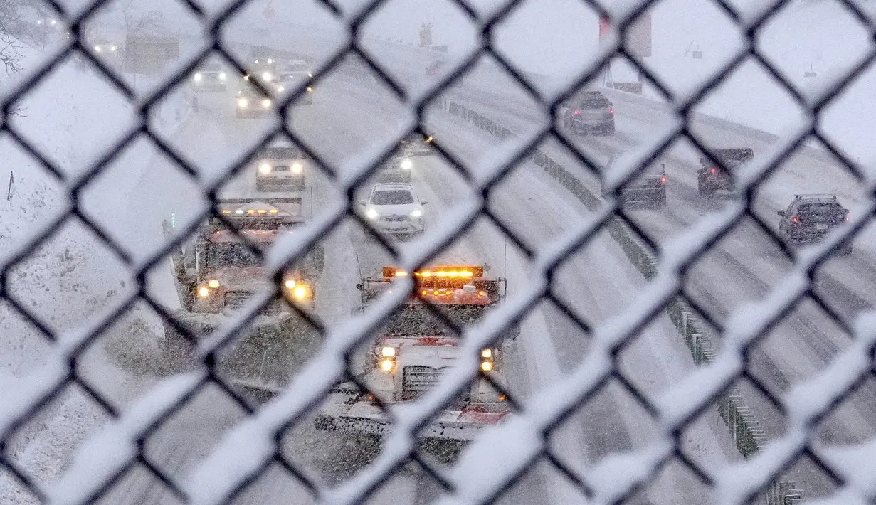 Bajak salju membersihkan jalan raya di sepanjang Interstate 80 di Salt Lake City, Utah (22/2/2023). Cuaca musim dingin yang brutal menghantam AS bagian utara pada hari Rabu dengan salju yang "putih", hembusan angin yang berbahaya dan dingin yang menggigit, menutup jalan raya, menutup sekolah dan bisnis, serta mendorong peringatan yang mengerikan bagi orang-orang untuk tinggal di rumah. (Francisco Kjolseth /The Salt Lake Tribune via AP)