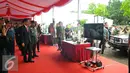 Presiden Jokowi menjiau pameran Alpalhan dan SP3D di Mabes TNI, Jakarta, Senin (16/1). Peserta pameran tersebut diikuti Satuan Elite TNI AD, AL dan AU, Balitbang Kementerian Pertahanan, PT Pindad, PT DI, PT PAL, PT LEN. (Liputan6.com/Angga Yuniar)