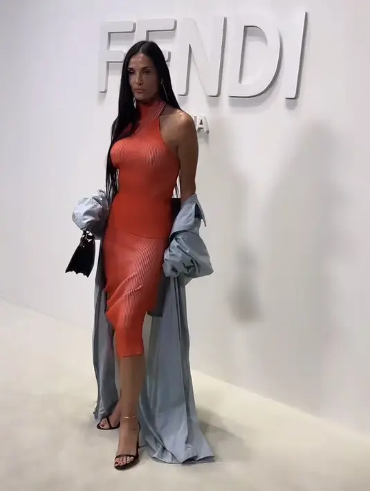 Demi Moore Mengenakan setelan two pieces ketat serba Fendi pada fashion show yang bertabur bintang.  [@demimoore]