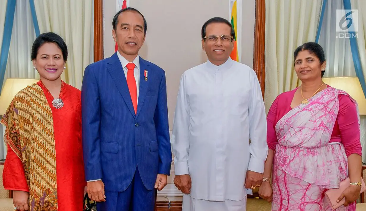 Presiden Jokowi (dua kiri) dan Ibu Negara Iriana Jokowi (dua kiri) pose bersama Presiden Sri Lanka Maithripala Sirisena beserta istiri di Presidential Secretariat, Colombo, Sri Lanka, Rabu (24/1). (Liputan6.com/Pool/Biro Pers Setpres)
