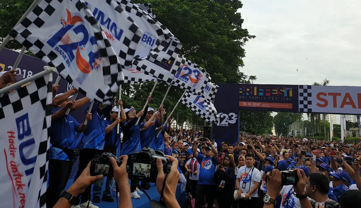 Penitia melepas peserta fun walk dalam BRI Family Festival (BRIFFEST) 2018 di JCC, Jakarta, Minggu (16/12). Keluarga besar BRI yang berdomisili di Jabodetabek turut meramaikan kegiatan BRIFFEST 2018. (Liputan6.com/Pool/Humas BRI)