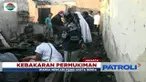 Sejumlah warga korban kebakaran di Taman Kota Kembangan mengaisi puing-puing bangunan untuk mencari sisa harta benda yang masih bisa dimanfaatkan.