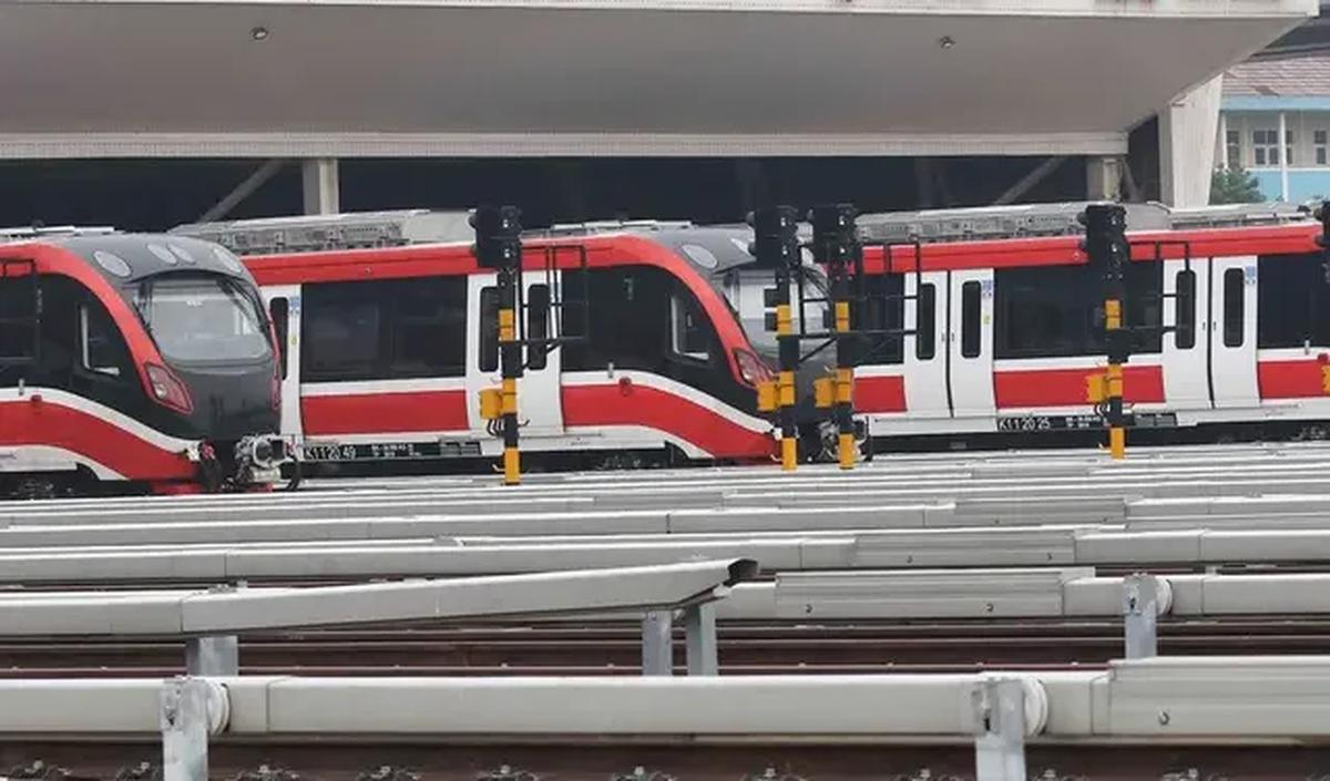Meski demikian, secara keseluruhan dia merasa sangat nyaman naik LRT Jabodebek. Sangat menghemat waktu dan bebas macet.