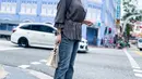 Lewat akun Instagram miliknya, Syahrini unggah deretan foto dirinya saat berpose di jalanan Singapura. Pesona cantiknya pamerkan pose manja ini langsung ramai menjadi sorotan. (instagram.com/princessyahrini)
