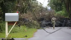 Garda Nasional Angkatan Darat AS memeriksa lahar dingin setelah letusan yang terjadi pada gunung berapi Kilauea di Hawaii (8/5). Gunung api tersebut telah memuntahkan lava dan gas sulfur dioksida dalam jumlah besar. (Mario Tama / Getty Images / AFP)