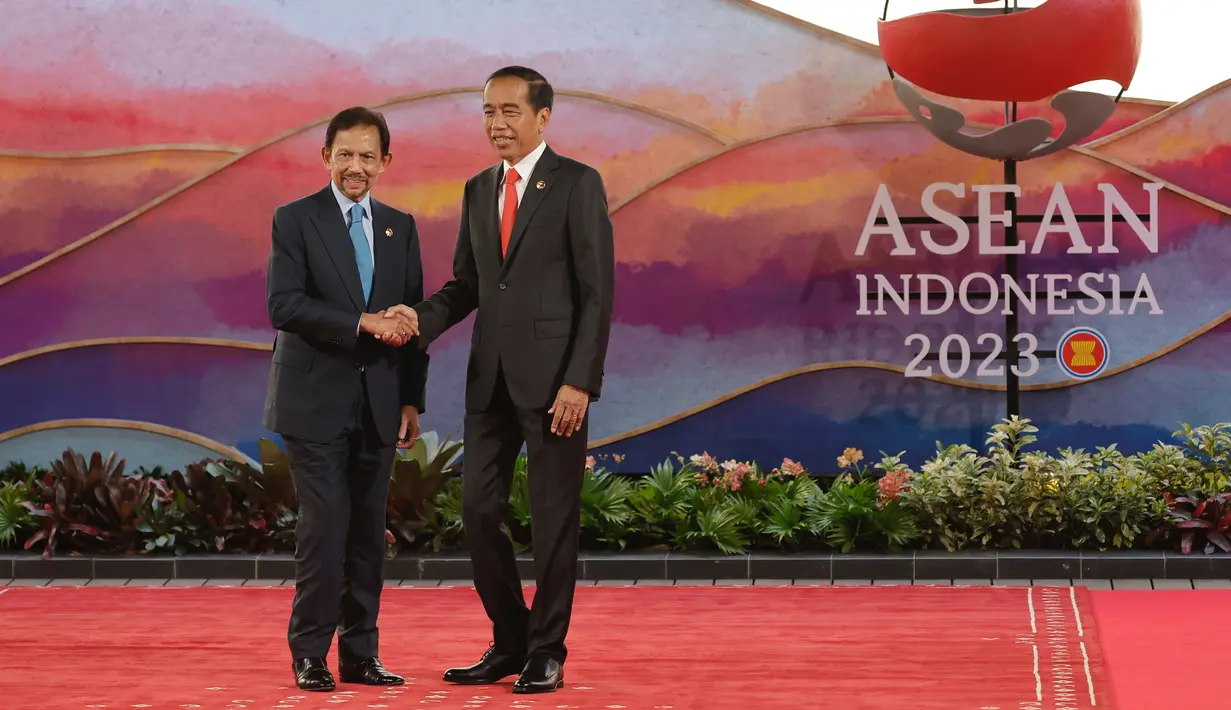 Presiden Indonesia Joko Widodo atau Jokowi (kanan)  menyambut Sultan Hassanal Bolkiah dari Brunei dalam Konferensi Tingkat Tinggi (KTT) Ke-42 ASEAN di Labuan Bajo, Nusa Tenggara Timur, Rabu (10/5/2023). (Willy Kurniawan/Pool Photo via AP)
