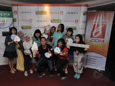 Aksi para Cinemaholic jelang menyaksikan film Doraemon di Blitz Megaplex, Jakarta (13/12/2014). (Liputan6.com/Helmi Fithriansyah)