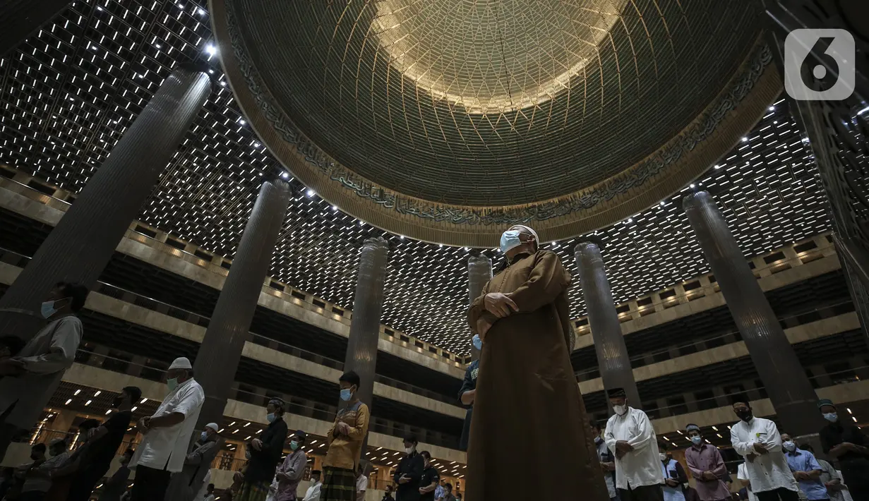 Umat muslim melaksanakan salat tarawih di Masjid Istiqlal, Jakarta, Senin (12/4/2021). Pemerintah menetapkan awal puasa atau 1 Ramadan 1442 H jatuh pada 13 April 2021 berdasarkan keputusan bulat dari berbagai ormas Islam hingga ahli astronomi dalam Sidang Isbat. (Liputan6.com/Johan Tallo)