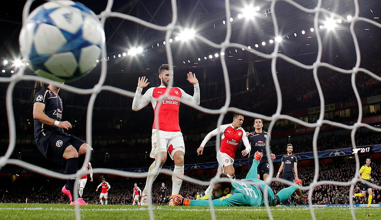 Pemain Arsenal, Alexis Sanchez, mencetak gol kedua Arsenal ke gawang Dinamo Zagreb dalam laga Grup F Liga Champions di Stadion Emirates, London, Rabu (25/11/2015) dini hari WIB. (AFP Photo/Adrian Dennis)