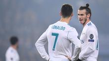 Gareth Bale dan Cristiano Ronaldo sedang berbincang di tengah laga Real Madrid melawan Paris Saint-Germain (PSG). (FRANCK FIFE / AFP)