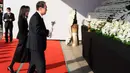 Presiden Korea Selatan Yoon Suk-yeol dan istrinya Kim Keon-hee tiba untuk memberikan penghormatan kepada para korban tragedi Halloween Itaewon di altar peringatan bersama untuk para korban di Seoul Square, Seoul, Korea Selatan, Senin (31/10/2022). Tragedi Halloween Itaewon menewaskan lebih dari 150 orang dan menjadi bencana terburuk Korea Selatan dalam beberapa tahun. (Ahn Jung-hwan/Yonhap via AP)