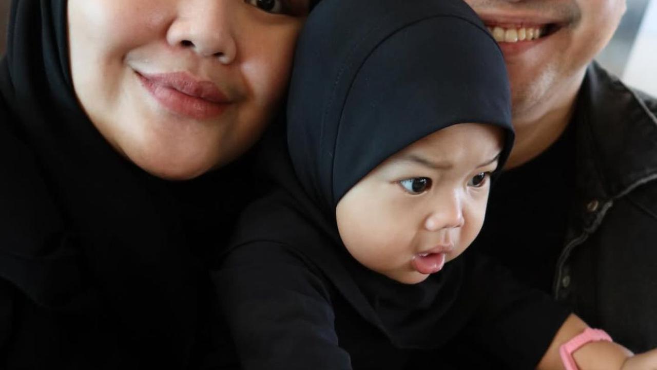 Mengawali Tahun dengan Umroh, Rosa Meldianti Keponakan Dewi Perssik Bagikan Potret Hangat Bersama Suami dan Anak