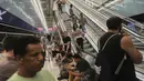 Sejumlah fasilitas umum termasuk stasiun kereta bawah tanah di Ramat Gan, dekat Tel Aviv, Israel berubah menjadi ruang perlindungan sementara di tengah serangan rudal Iran. (AP Photo/Oded Balilty)
